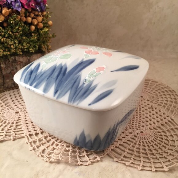 Vintage Otagiri Japan Porcelain Box with Lid for Dresser Trinkets Jewelry Powder - Picture 7 of 8